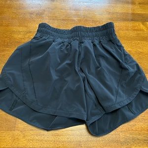 Lululemon Track that mid rise lined short 5” size 4 black